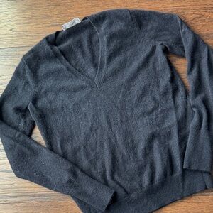 Everlane Women’s Cashmere Charcoal V-Neck Sweater